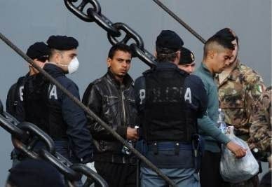 immigrati_sbarchi_poliziaR400