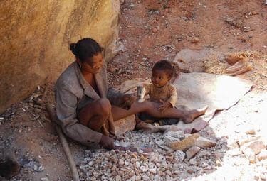 lavoro_spaccare-pietreR375