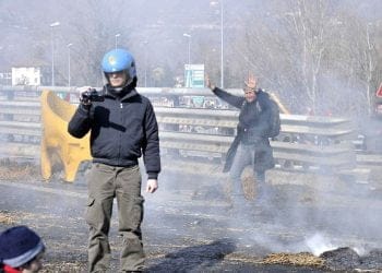 poliziotto_telecamera_sgombero