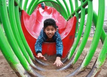 Bambino_Scivolo_Peru_Lapresse