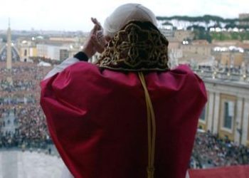 Benedetto_XVI_Elezione_SpalleR375