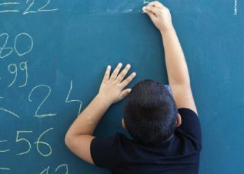 bambino-lavagna_R439