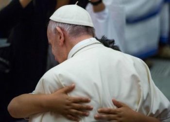 papafrancesco_abbraccioR439
