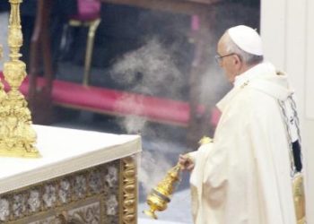 papafrancesco_messa_incensoR439