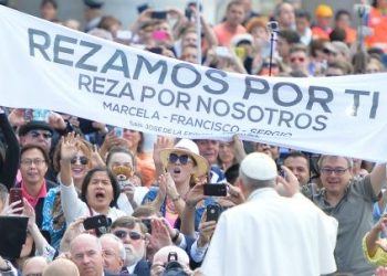 papafrancesco_udienza_striscioneR439