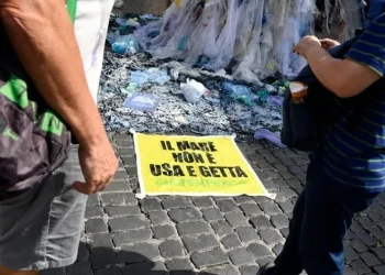 plastica_greenpeace_mare_lapresse_2018