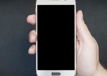 Bimbo soffoca, infermiera lo salva in videochiamata