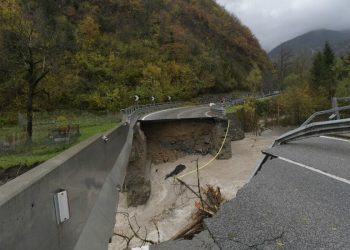 Maltempo in Friuli, il crollo di un ponte a Comeglians (LaPresse)