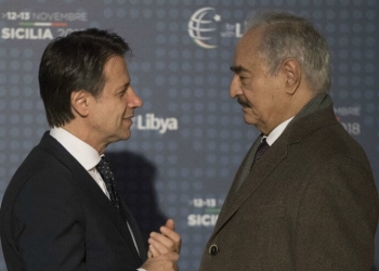 Il presidente del Consiglio, Giuseppe Conte, con il generale Khalifa Haftar a Palermo (LaPresse)