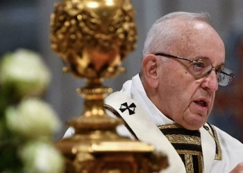 Papa Francesco durante la Messa per la Giornata mondiale dei poveri in San Pietro (LaPresse)