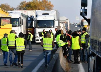 Trasportatori francesi con i giubbotti gialli in segno di protesta (LaPresse)