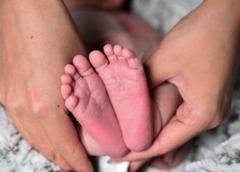 Feto morto in un secchio