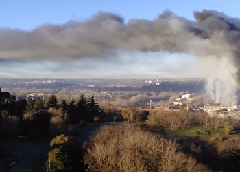 Colonna di fumo nero a Roma dopo incendio Ama