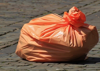 Vicesindaco leghista getta nel cassonetto coperte senzatetto