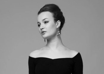 Hildegard De Stefano è Sara ne La compagnia del cigno