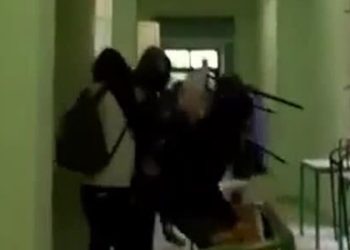 Scuola devastata a Pisa (foto da Twitter)