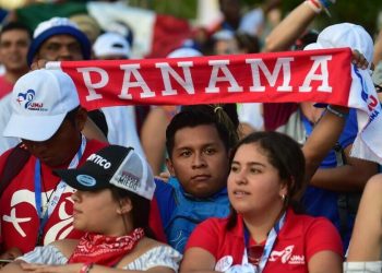 Giovani a Panama, pronti ad accogliere Francesco (LaPresse)