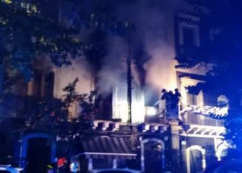 Incendio in un palazzo a Catania (foto da Twitter)