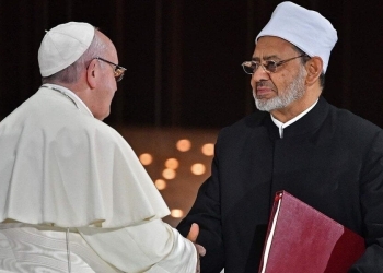 Papa Francesco e il Grande Imam di Al-Azhar (Lapresse)