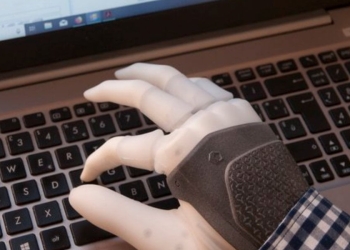 Mano robotica, foto da Twitter