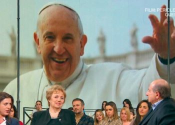 Papa Francesco telefona a mamma che ha perso due figli (foto da I Fatti Vostri)