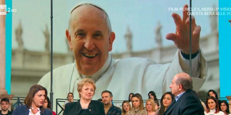 Papa Francesco telefona a mamma che ha perso due figli (foto da I Fatti Vostri)