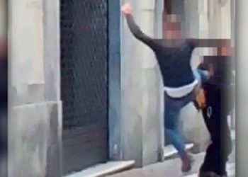 Clochard picchiato a Carrara (foto da Twitter)