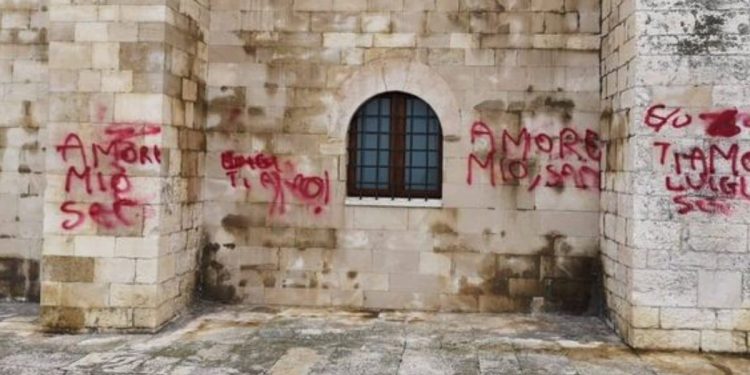 Cattedrale romanica di Trani imbrattata (foto da Twitter)