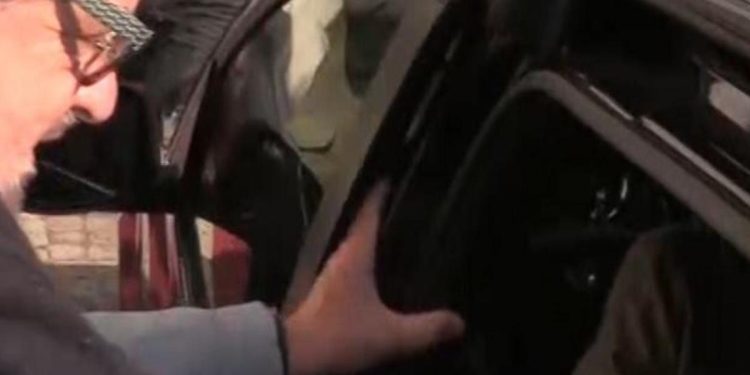 Beppe Grillo e la mano incastrata