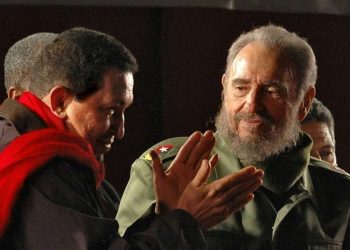 Il presidente del Venezuela Hugo Chavez (1954-2013) con Fidel Castro (1926-2016) nel 2006 in Argentina (LaPresse)
