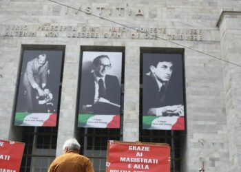 LapresseMilanoSilvio Berlusconi a palazzo di giustizia per il processo Mills esce in auto senza fermarsinella foto: le foto dei gudici Emilio Alessandrini, Guido Galli e Giorgio Ambrosoli davanti a palazzo di giustizia