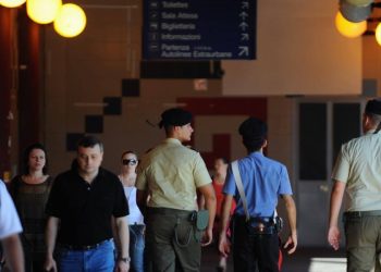 roma straniero accoltella vigilante metro b tiburtina