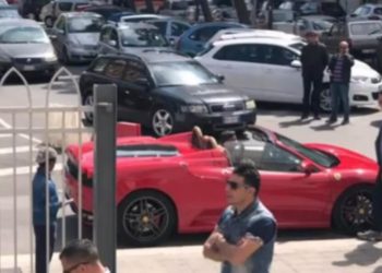 Prima comunione in Ferrari, foto Youtube