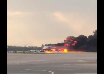 Aereo in fiamme: atterraggio di emergenza