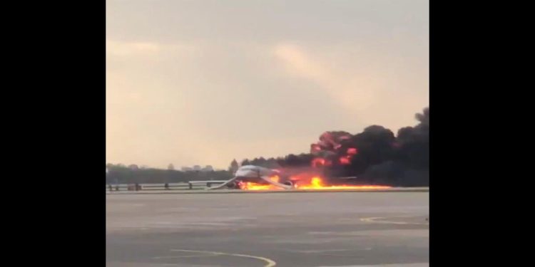 Aereo in fiamme: atterraggio di emergenza