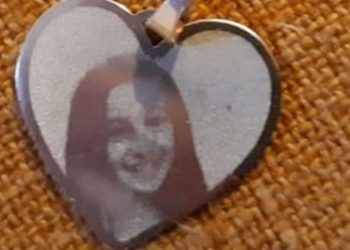 Medaglietta bambina morta nel terremoto (foto Facebook)