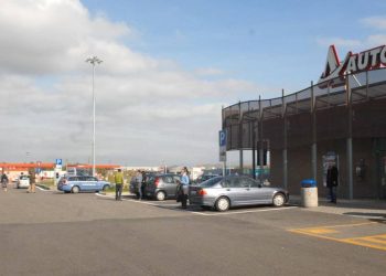 Autogrill poliziotto spara commerciante