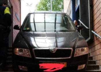 Auto sulle scale della stazione metro (foto Facebook)