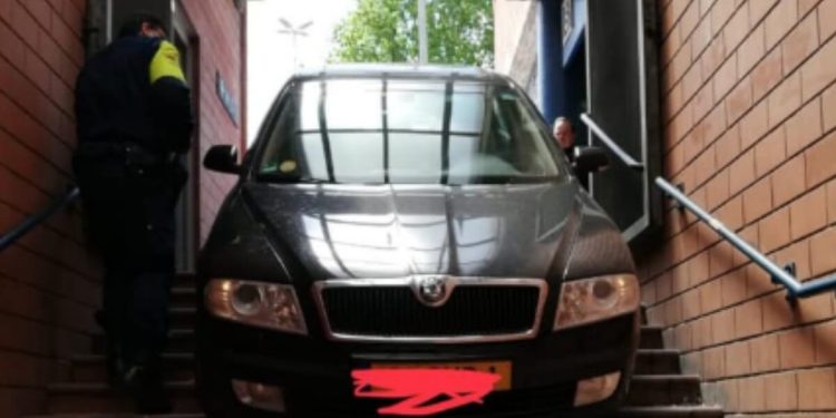 Auto sulle scale della stazione metro (foto Facebook)