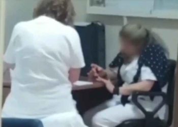 Le infermiere di Nola si mettono lo smalto mentre il bimbo piange disperato (foto Youtube)