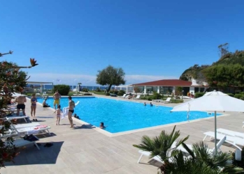 Una veduta della piscina del BV Kalafiorita Resort a Marina di Zambrone (Vibo Valentia)