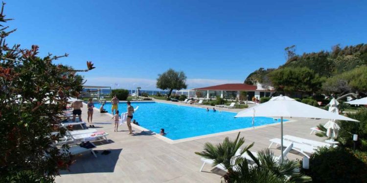 Una veduta della piscina del BV Kalafiorita Resort a Marina di Zambrone (Vibo Valentia)