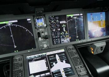 Particolare della cabina di guida di un Boeing 787 (LaPresse)