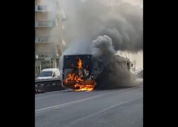 Un autobus della linea 18 a Genova in fiamme (foto YouTube)