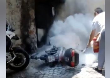 Scooter Francesco Emilio Borrelli incendiato (foto da Facebook)