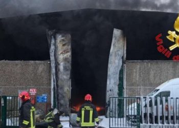 Incendio nel deposito di rifiuti speciali a Settimo Milanese (foto da Twitter)