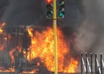 Incendio autobus Atac, foto Twitter