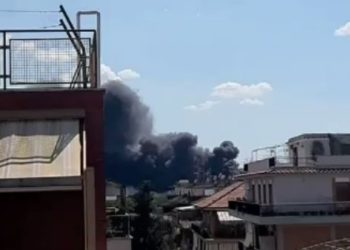 Incendio a Roma in deposito auto, foto da Twitter