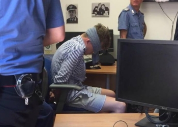 La foto di G.C.N.  Hjorth ammanettato in caserma. Hjorth è indagato per l'omicidio del carabiniere Mario Cerciello Rega (foto dal web)