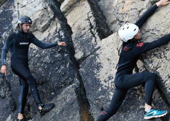 Due persone fanno canyoning (foto da Lapresse)